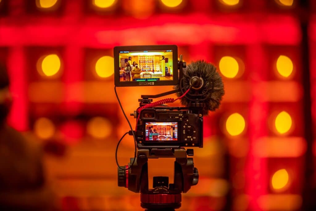 videocamera stelt scherp op een kleurrijke achtergrond
