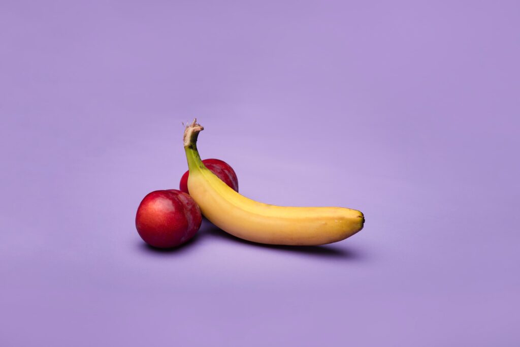 banaan en twee perziken met paarse achtergrond