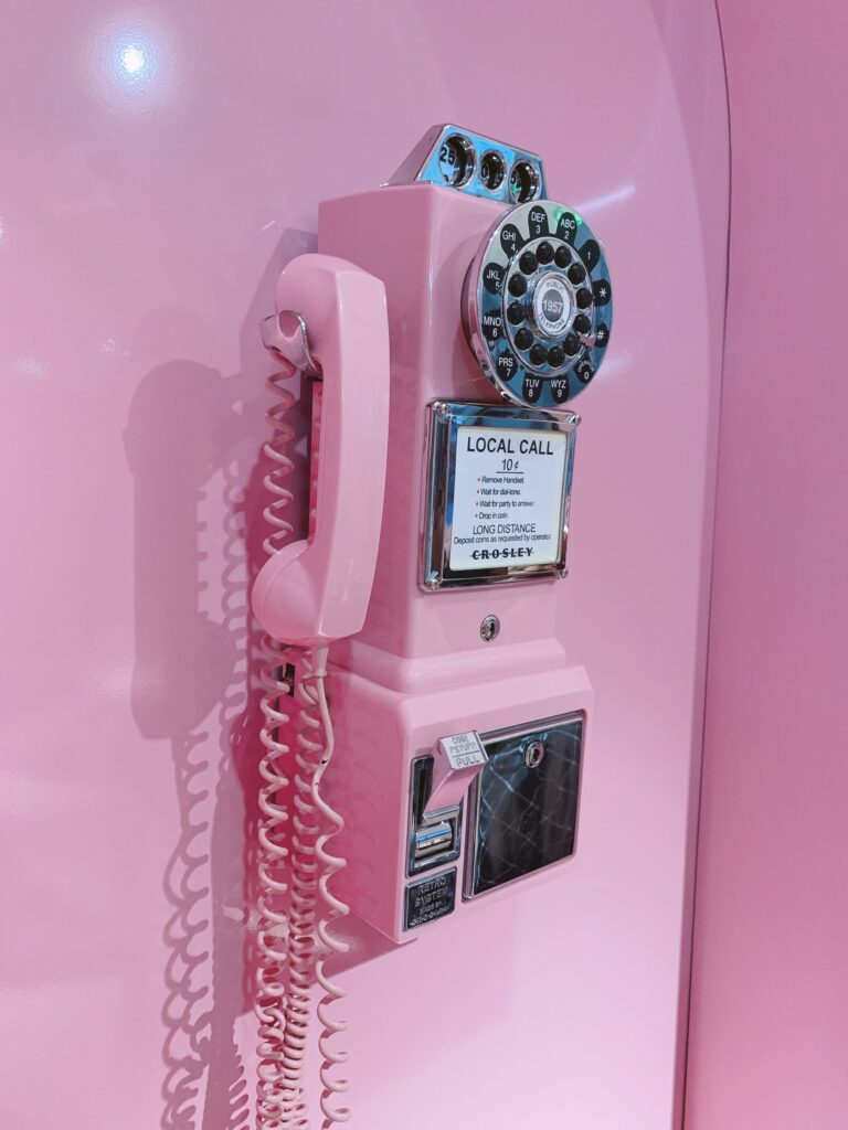 roze ouderwetse telefoon met roze achtergrond