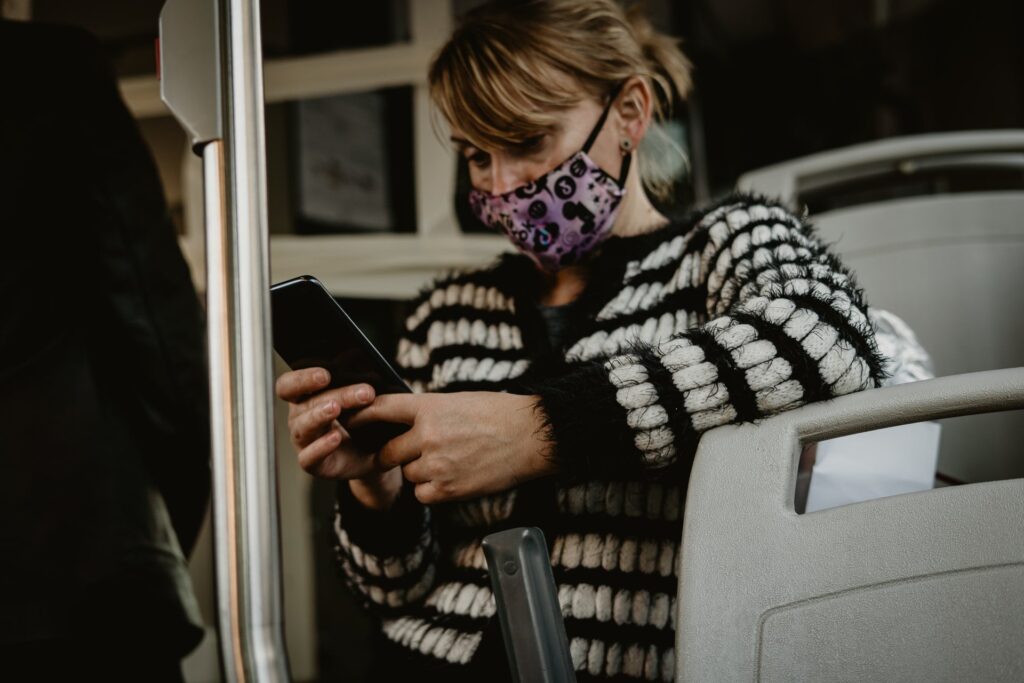 vrouw in metro kijkt op telefoon