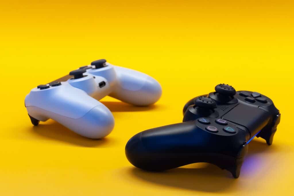 twee game controllers op een gele achtergrond