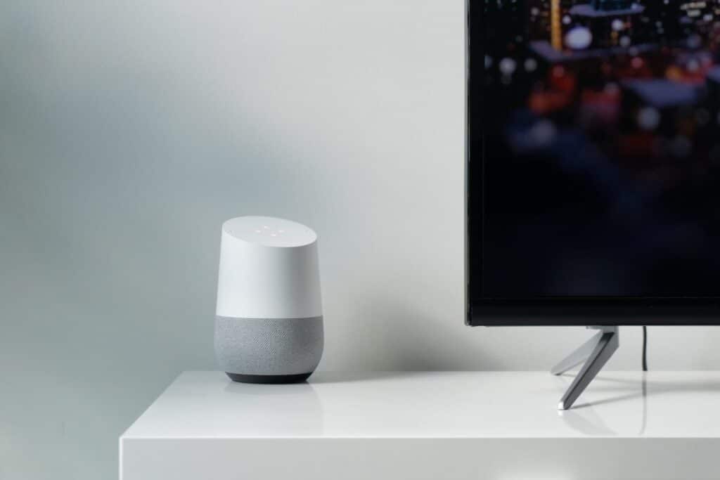 Google home apparaat naast een televisie