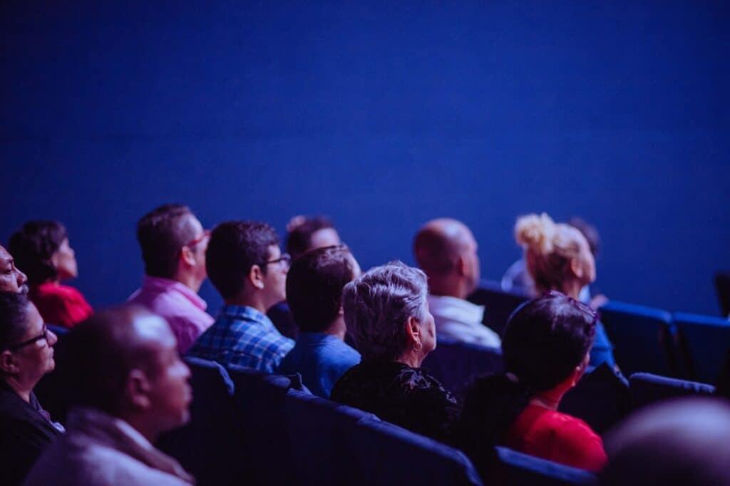 mensen in een bioscoopzaal kijken naar het scherm