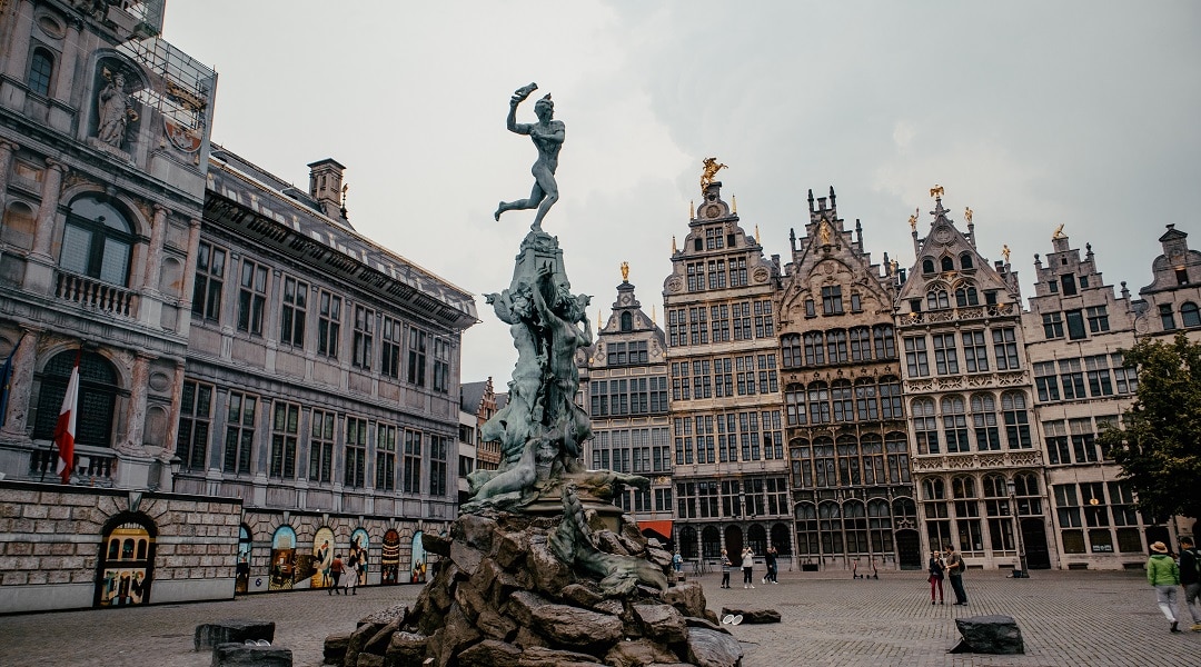 Standbeeld van Silvius Brabo voor het stadhuis in het centrum van Antwerpen
