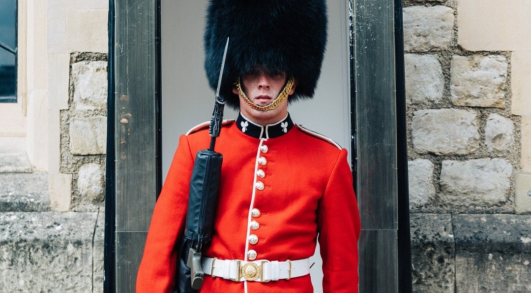 Typisch Britse wachter bij Buckingham Palace