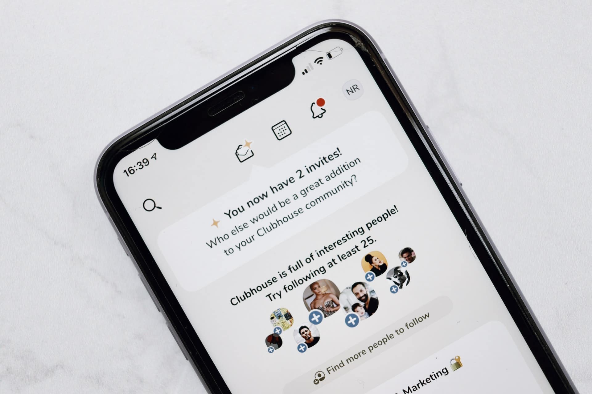 foto van een iphone met de app Clubhouse erop, waarin te zien is dat iemand nog twee invites kan versturen