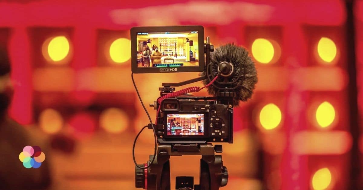 videocamera stelt scherp op een kleurrijke achtergrond