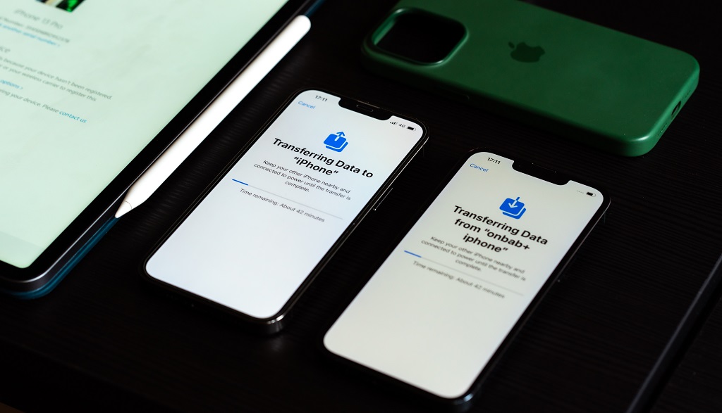 Twee iPhones liggen naast elkaar en geven data door via Bluetooth