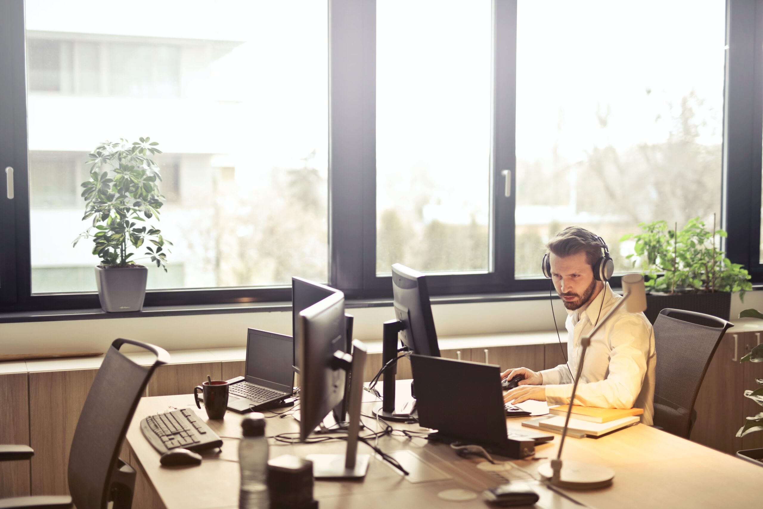 Een man met headset op werkt in een klantcontactcentrum