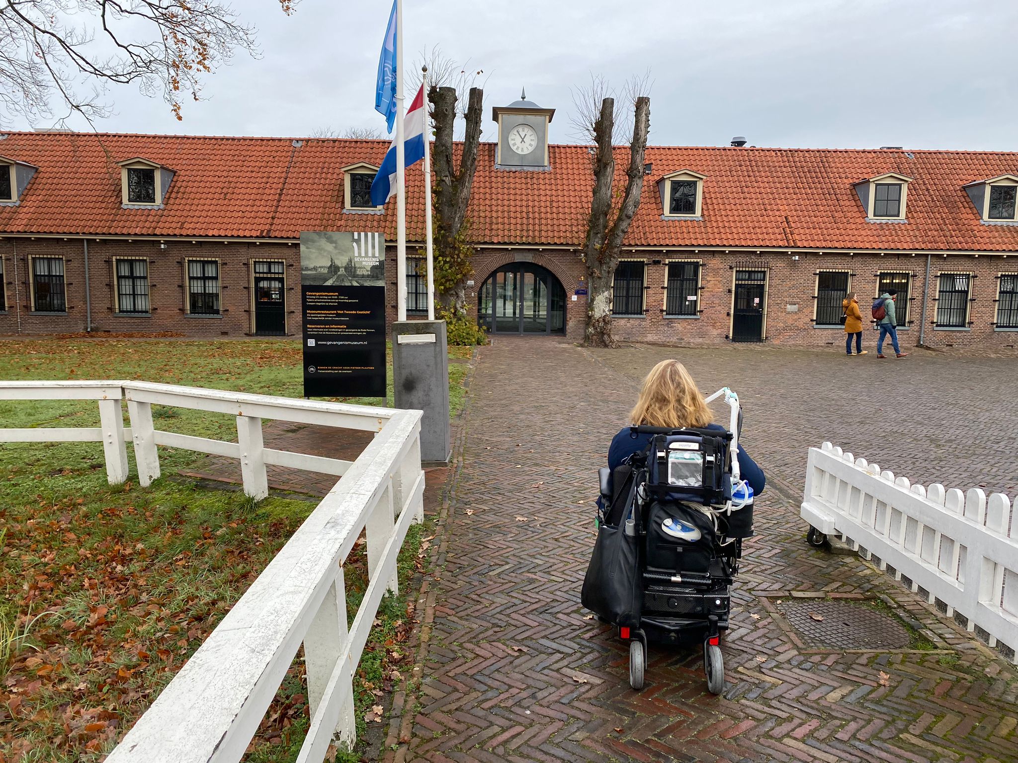 Judith rijdt op een regenachtige dag richting de entree van Veenhuizen.