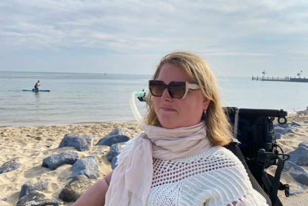 Judith met haar zonnebril op, op het strand van Vlieland. Het is mooi weer.