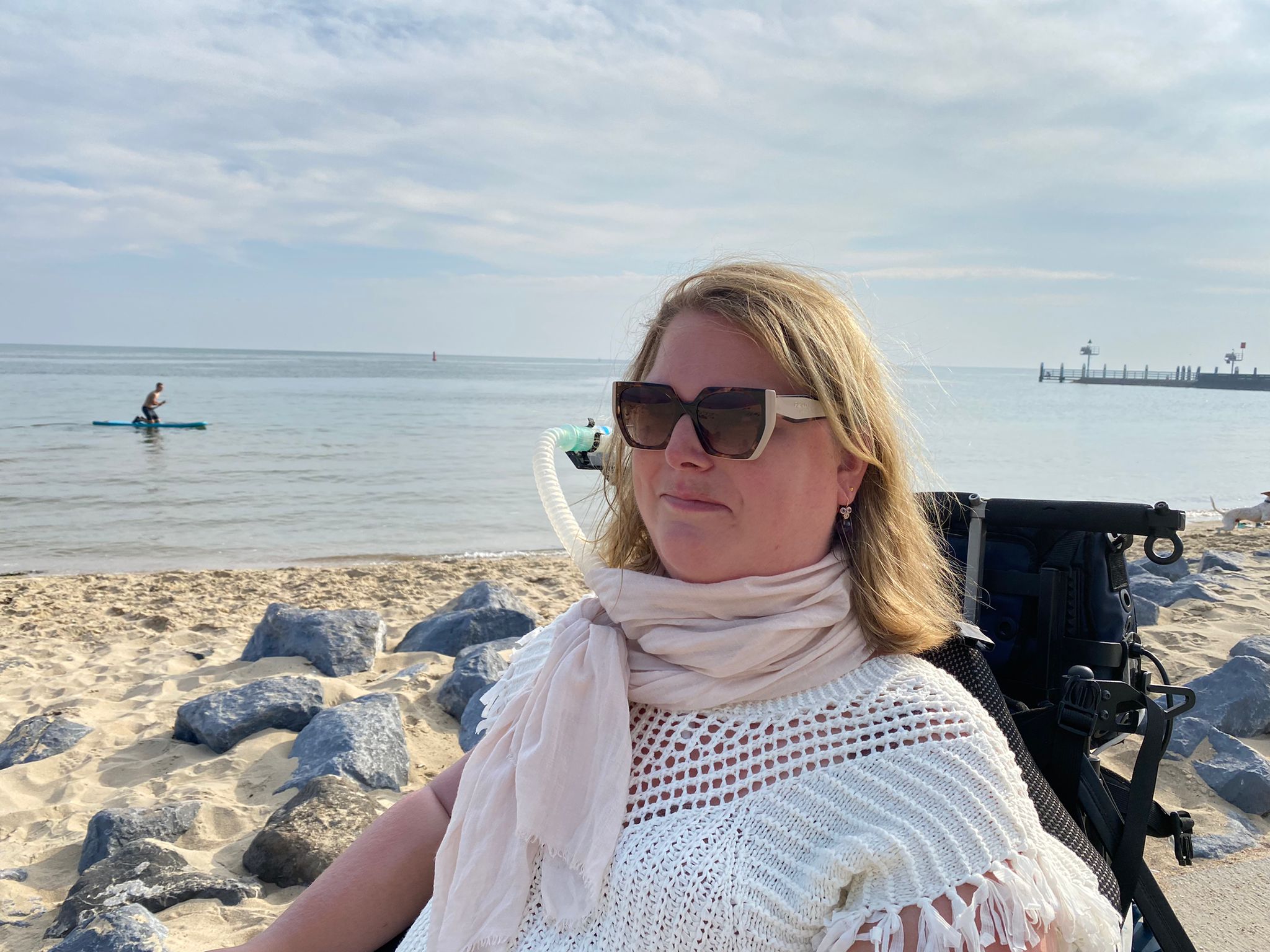 Judith met haar zonnebril op, op het strand van Vlieland. Het is mooi weer.